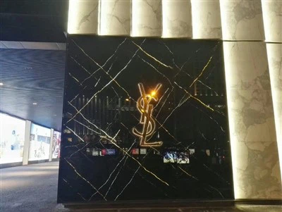 Dinding Batu dengan Lampu Latar Hitam
