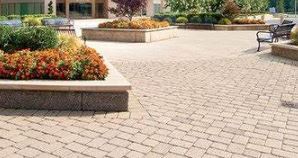Pavers Granit Persegi yang Dipalu Bush